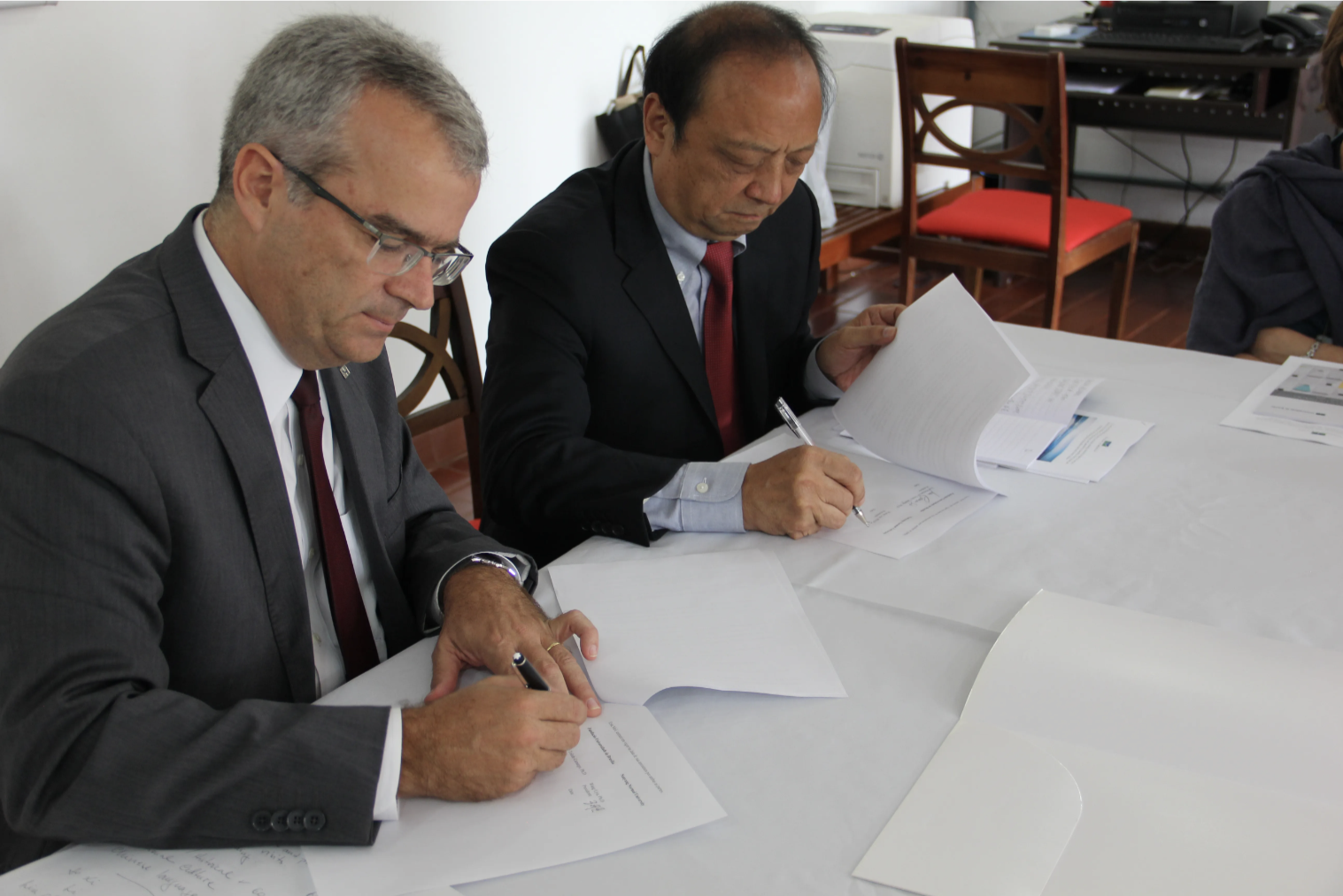 Aluminum Hydroxide Powder Contract Photo