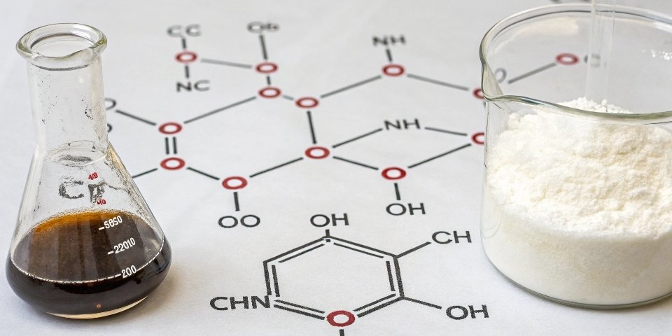 Flowchart showing aluminum oxide's reaction pathways with both acids and bases.