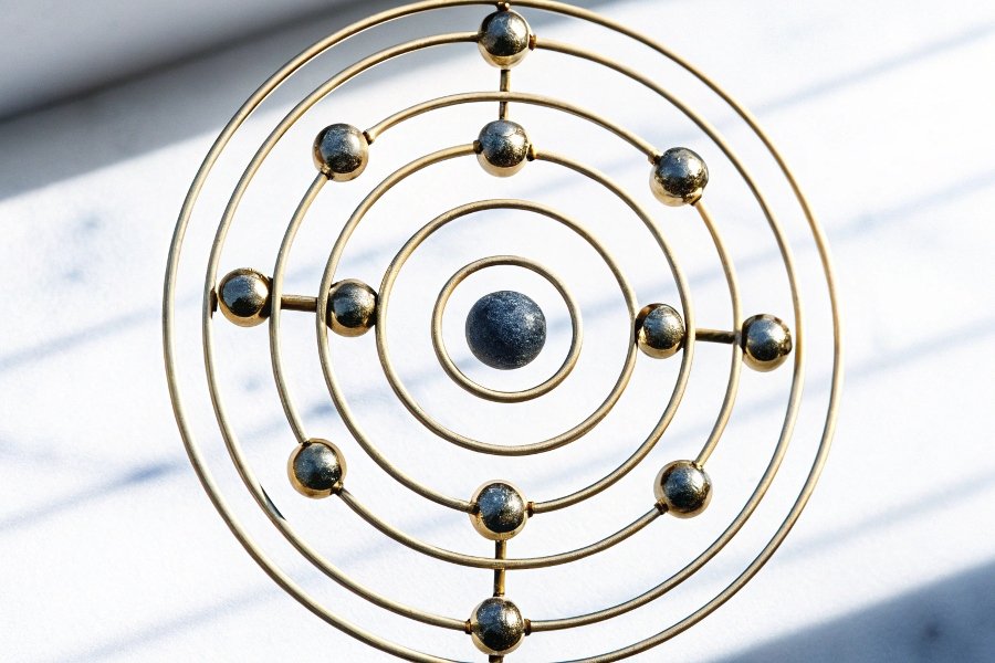 alt with keywords: A simple diagram showing a Beryllium atom at the center of a hydroxide molecule