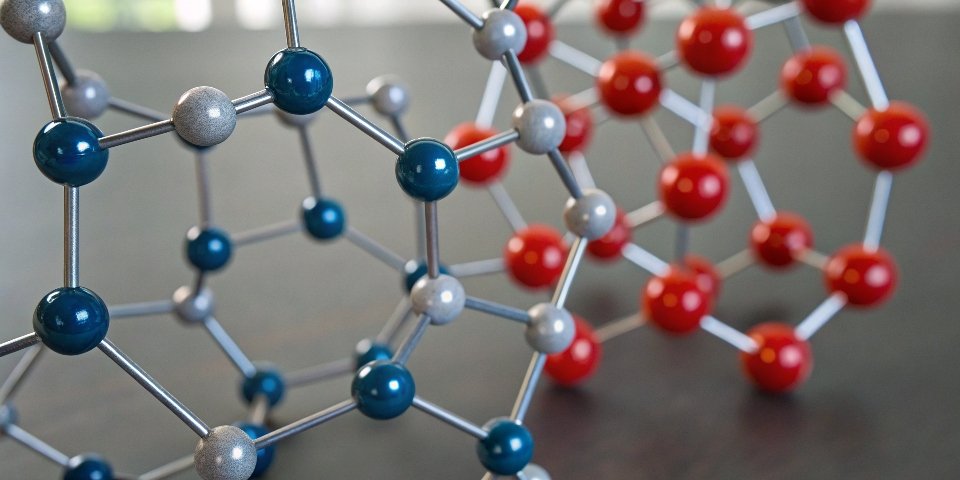 Pure Metal vs. Alloy Structure An illustration showing a pure metal's uniform atomic structure versus an alloy's mixed atomic structure