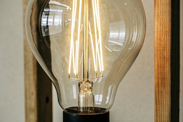 alt with keywords: An aluminum heatsink rapidly dissipating heat