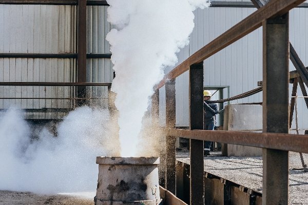 alt with keywords: The intense white light produced by a thermite reaction involving aluminum powder