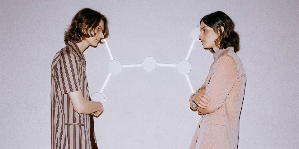 Diagram showing the chemical structures of Al(OH)3 and Al2O3·3H2O are equivalent