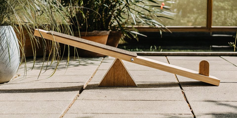 A seesaw with "Acid" on one end and "Base" on the other, with Al(OH)3 balanced in the middle