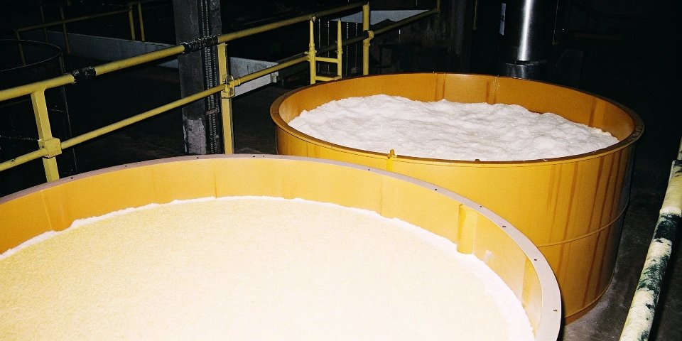 Large precipitation tanks in an alumina refinery
