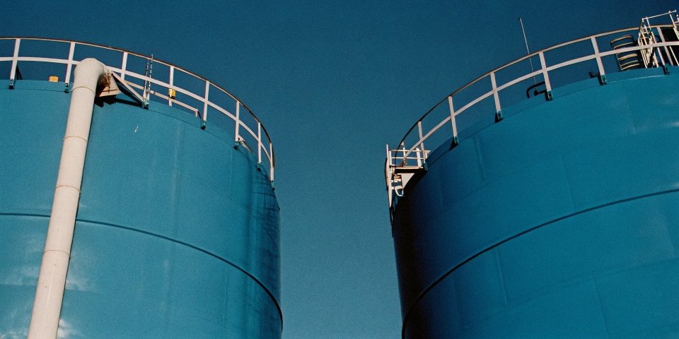 Large high-pressure digester vessels in an alumina refinery