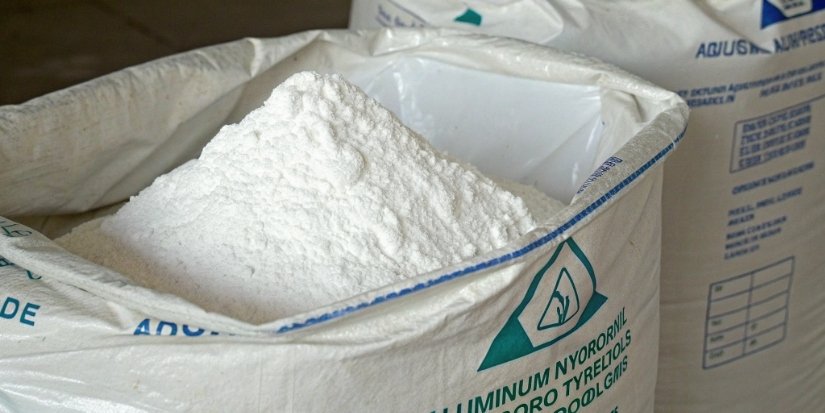 Aluminum Hydroxide Manufacturer Brand A close-up of a bag of aluminum hydroxide with a manufacturer's logo and product details