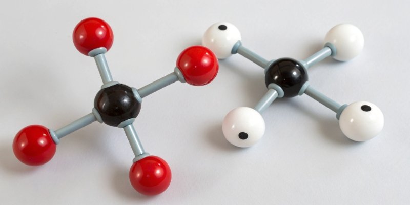 Oxide vs. Hydroxide A simple chemical diagram showing an oxygen atom (O) versus a hydroxyl group (-OH)